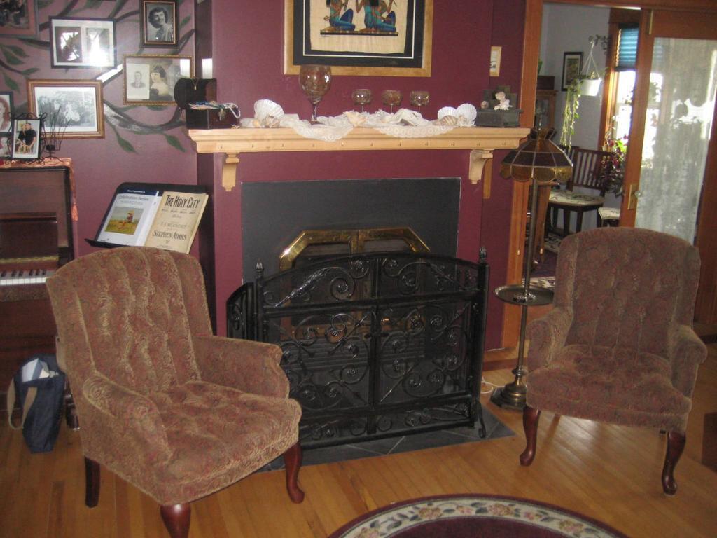 Phoenix House B&B Stettler 외부 사진